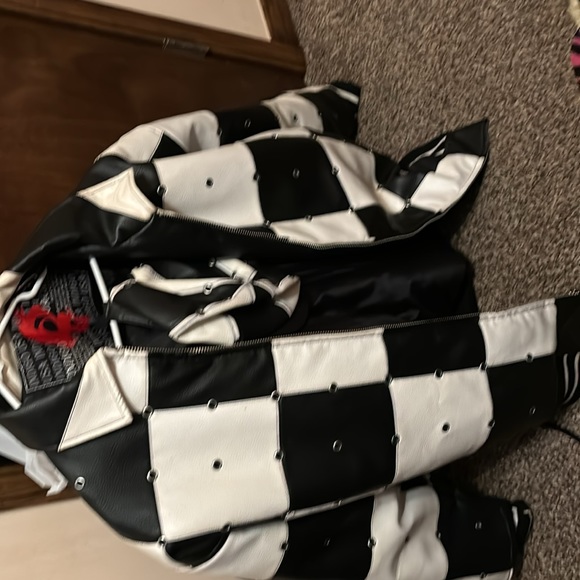 Am selling it cause I need to make room for my closet and it doesn’t fit me. - Picture 3 of 3